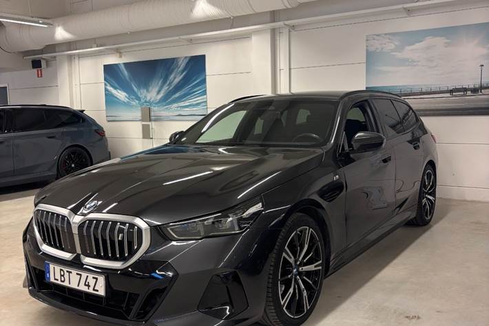 Grå BMW i5 fra 2024
