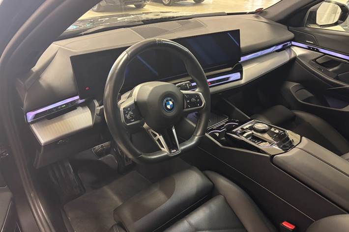 Grå BMW i5 fra 2024