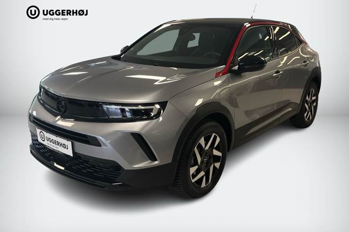 Sølv Opel Mokka-e fra 2023 set udefra