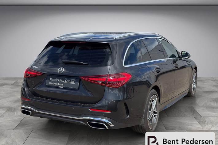 Grå Mercedes C300 e fra 2023