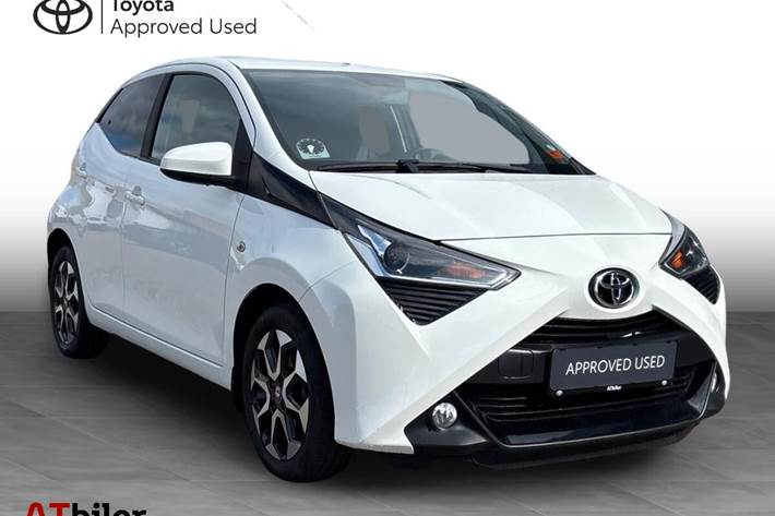 Hvid Toyota Aygo fra 2020 set udefra