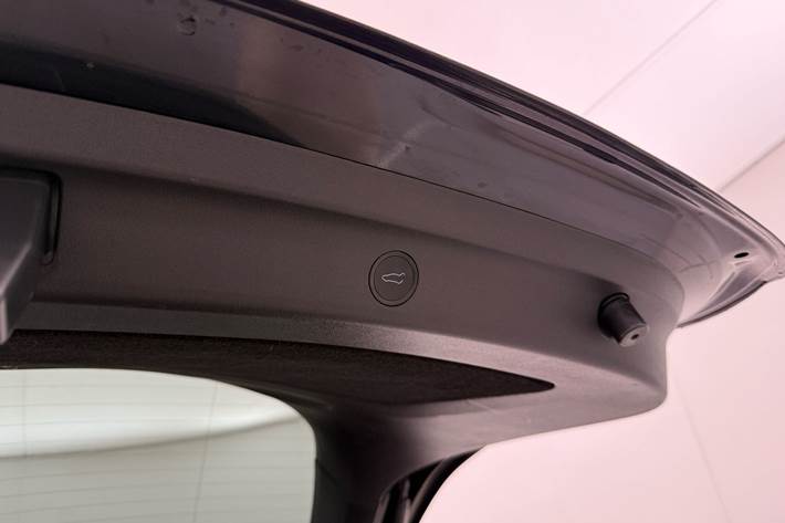 Sort Tesla Model Y fra 2023