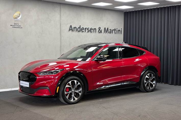 Rød Ford Mustang Mach-E fra 2023