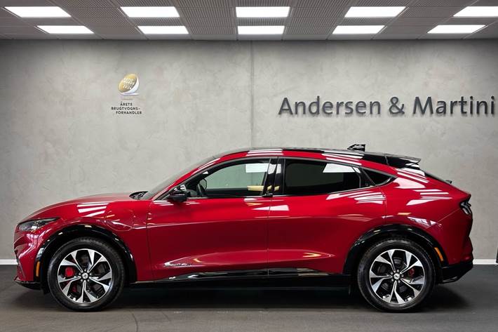 Rød Ford Mustang Mach-E fra 2023