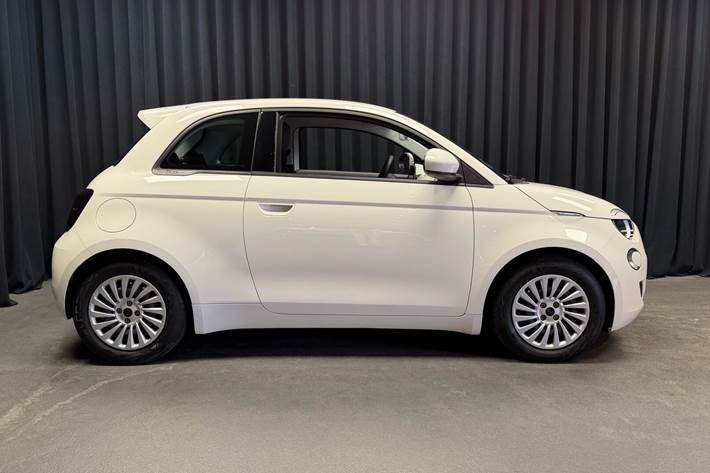 Hvid Fiat 500e fra 2023