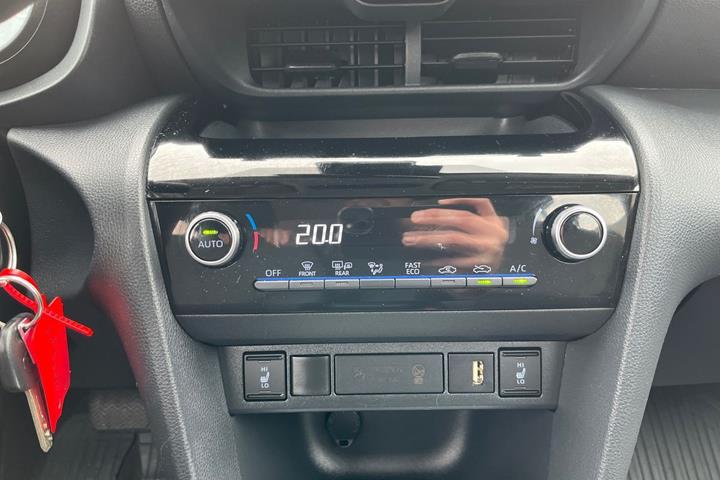 Hvid Toyota Yaris Cross fra 2024