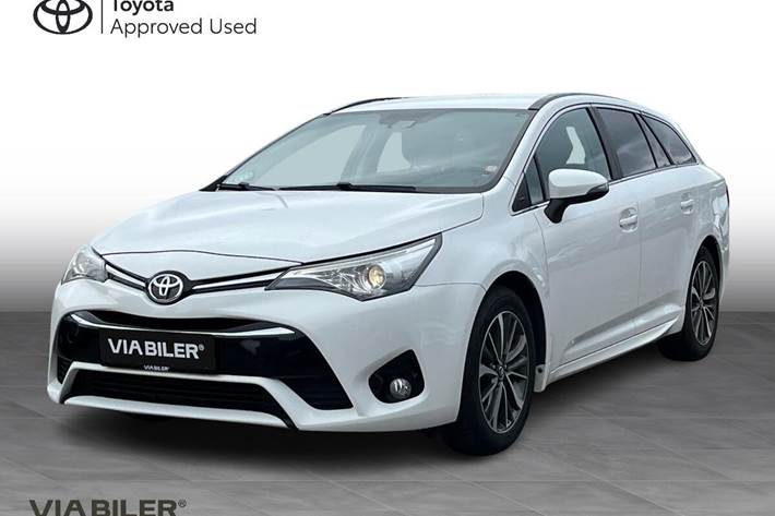 Hvid Toyota Avensis fra 2016 set udefra