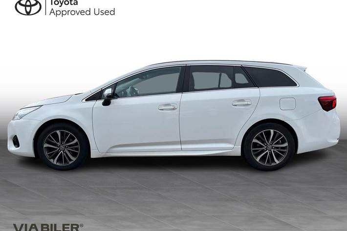 Hvid Toyota Avensis fra 2016