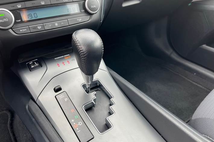 Hvid Toyota Avensis fra 2016