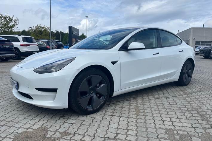 Hvid Tesla Model 3 fra 2022