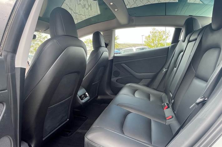 Hvid Tesla Model 3 fra 2022