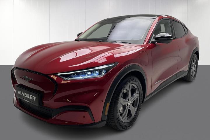 Rød Ford Mustang Mach-E fra 2023 set udefra
