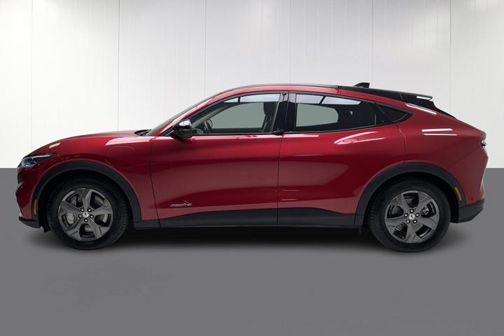 Rød Ford Mustang Mach-E fra 2023