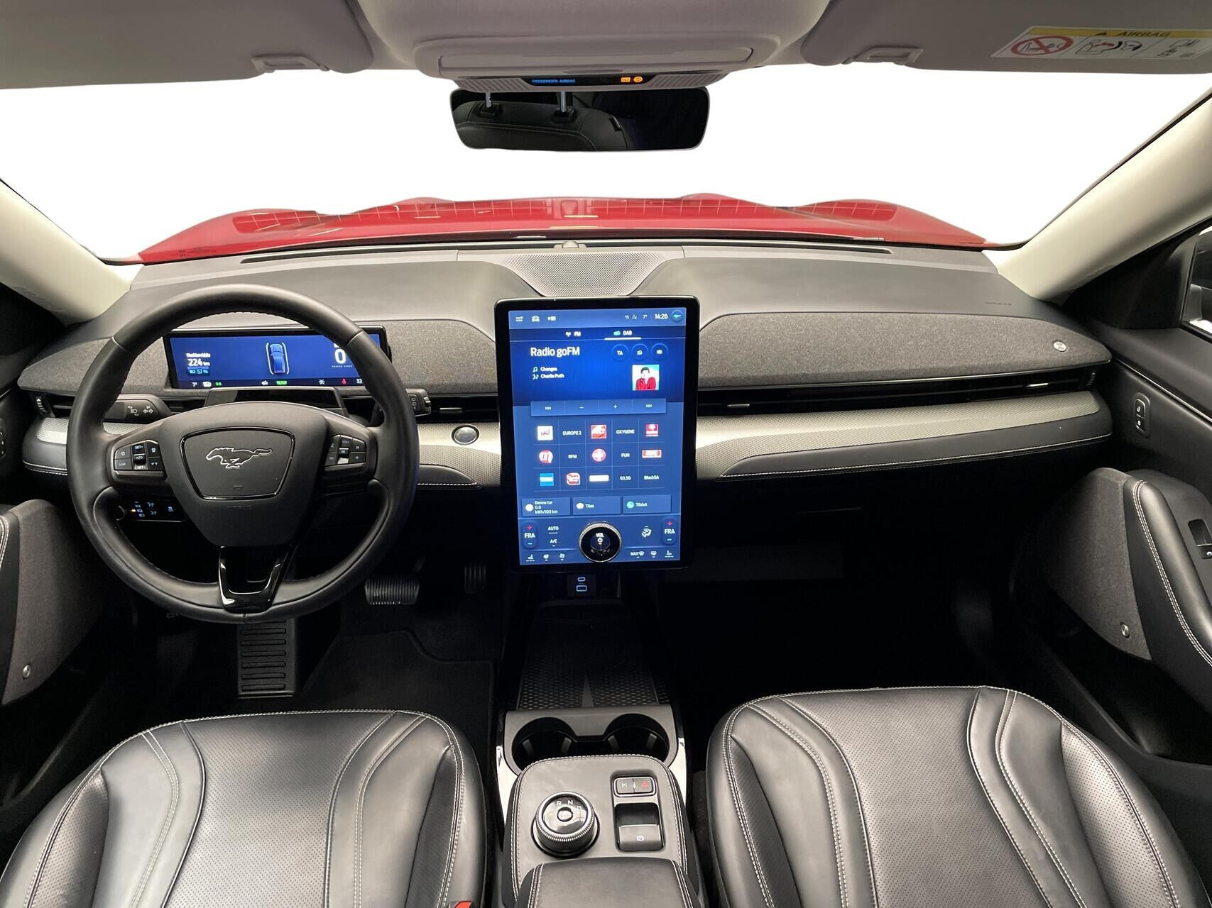 Rød Ford Mustang Mach-E fra 2023 set indefra