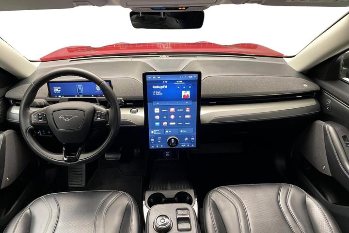 Rød Ford Mustang Mach-E fra 2023 set indefra