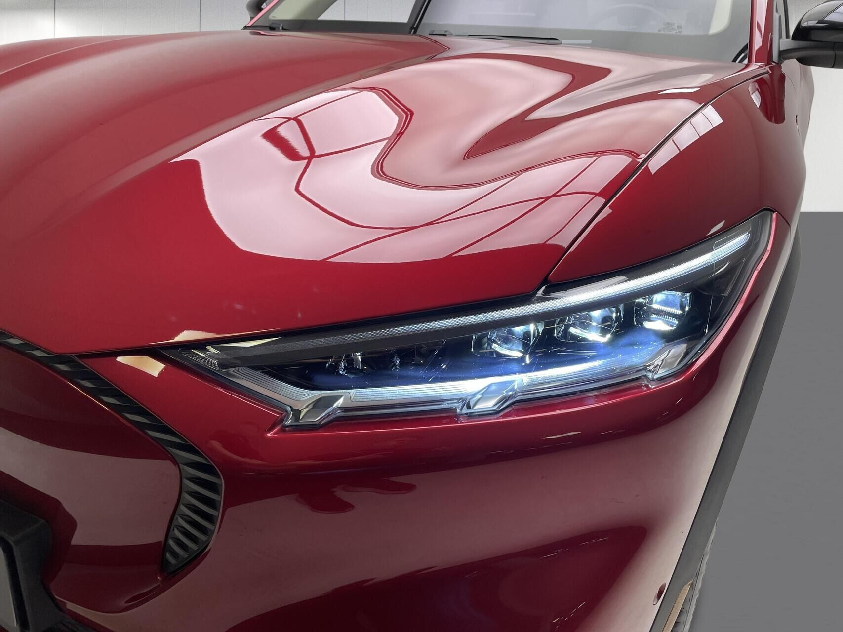 Rød Ford Mustang Mach-E fra 2023
