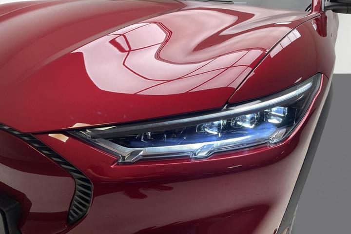 Rød Ford Mustang Mach-E fra 2023