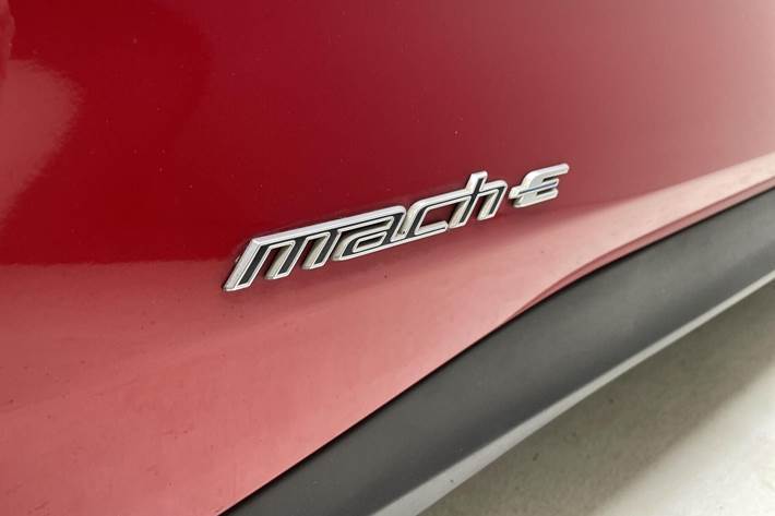 Rød Ford Mustang Mach-E fra 2023