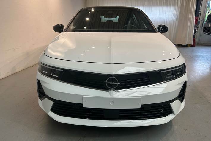 Hvid Opel Astra fra 2022