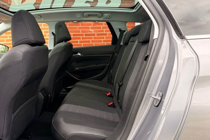 Sølv Peugeot 308 fra 2018