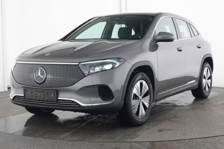 Grå Mercedes EQA250+ fra 2024 set udefra