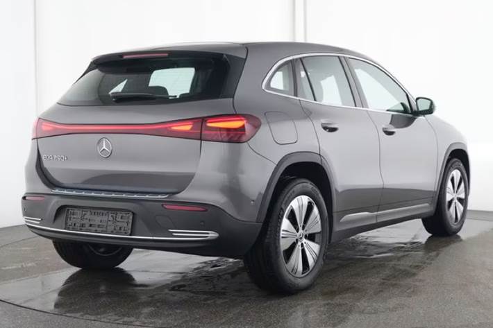 Grå Mercedes EQA250+ fra 2024