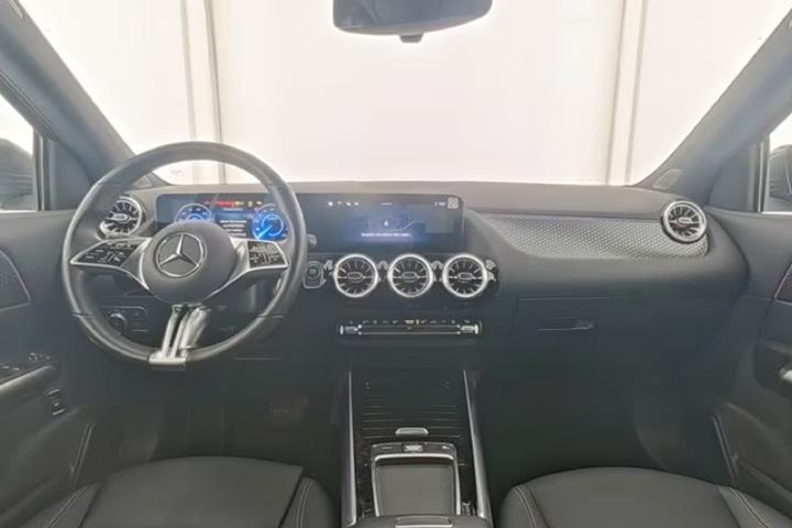 Grå Mercedes EQA250+ fra 2024