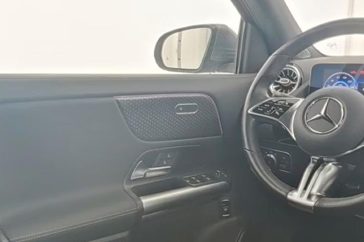 Grå Mercedes EQA250+ fra 2024