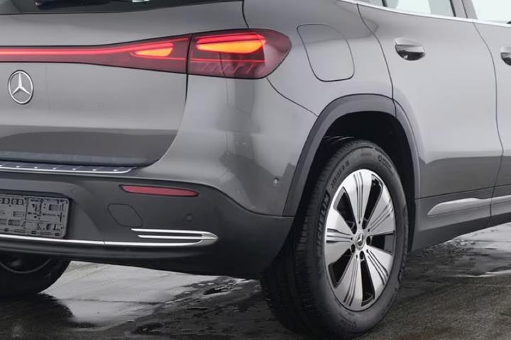 Grå Mercedes EQA250+ fra 2024