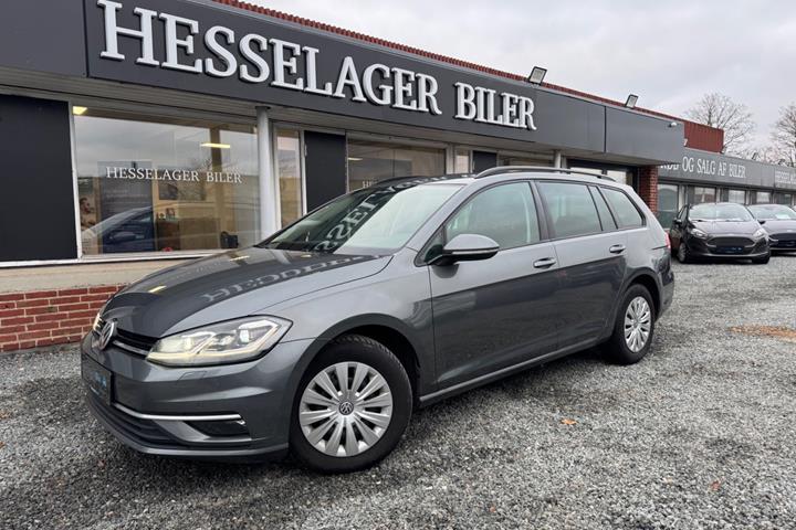 Grå VW Golf VII fra 2018 set udefra