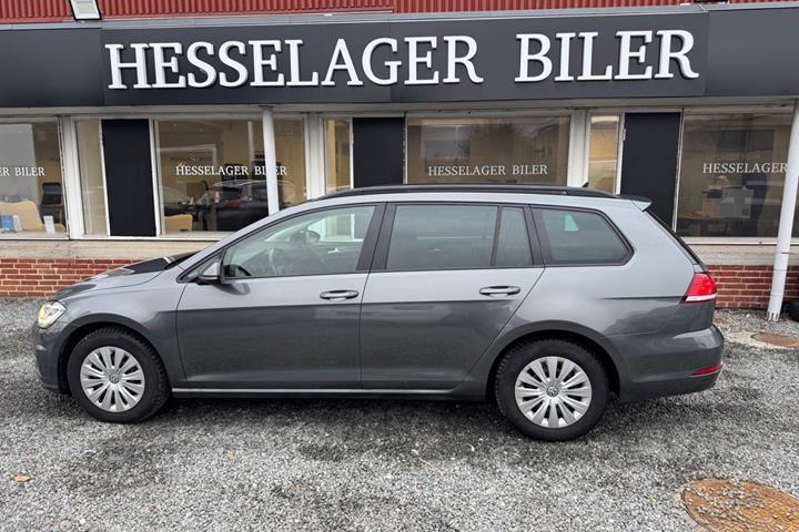 Grå VW Golf VII fra 2018