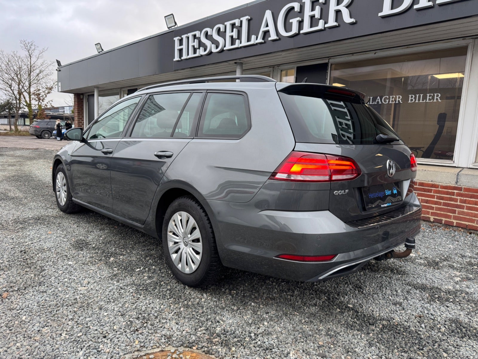 Grå VW Golf VII fra 2018