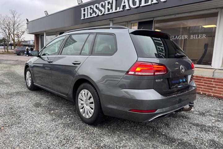 Grå VW Golf VII fra 2018