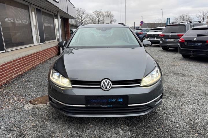 Grå VW Golf VII fra 2018