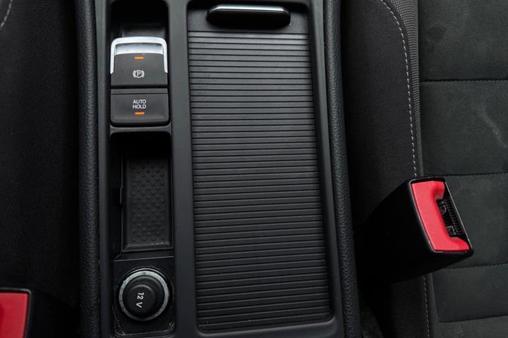 Grå VW Golf VII fra 2018