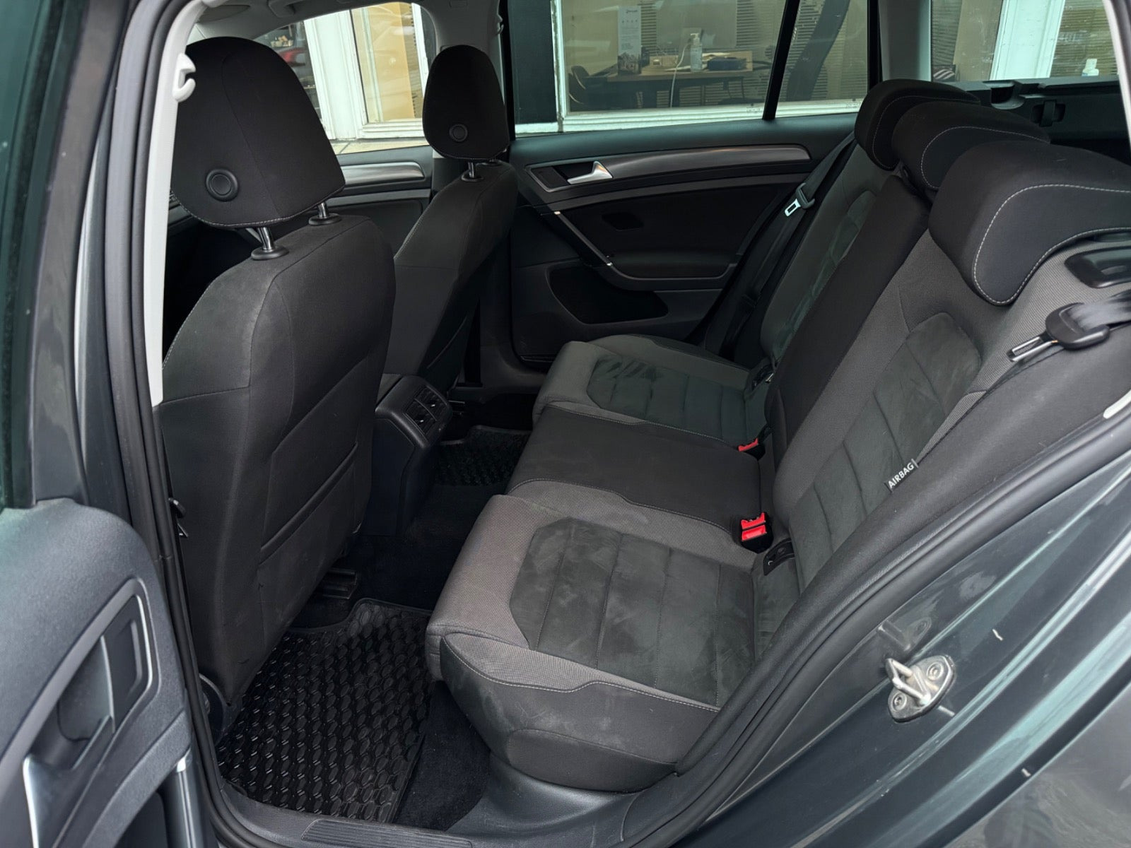 Grå VW Golf VII fra 2018