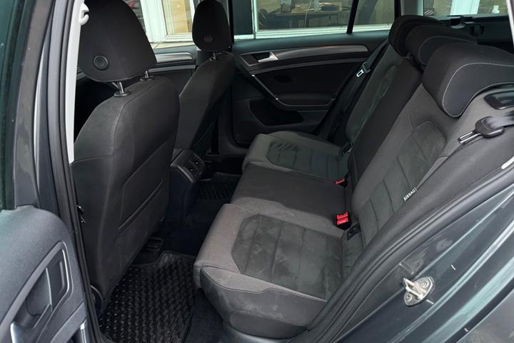 Grå VW Golf VII fra 2018