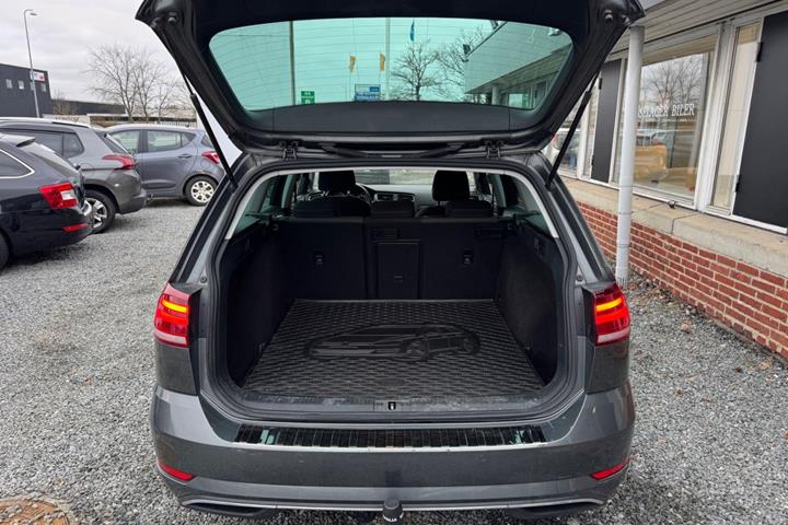 Grå VW Golf VII fra 2018