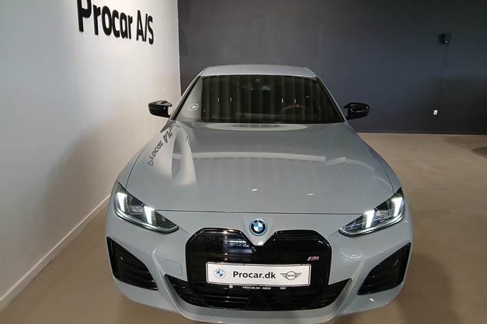 Grå BMW i4 fra 2025