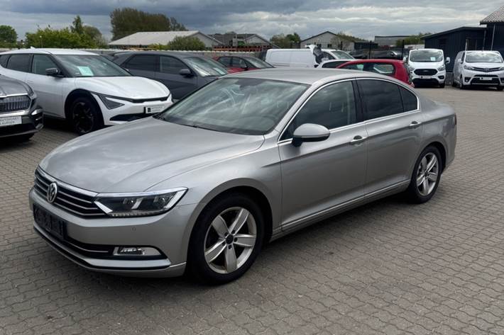 Sølv VW Passat fra 2016