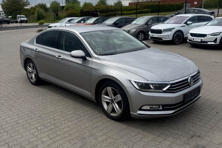 Sølv VW Passat fra 2016