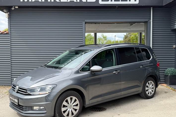 Grå VW Touran fra 2017