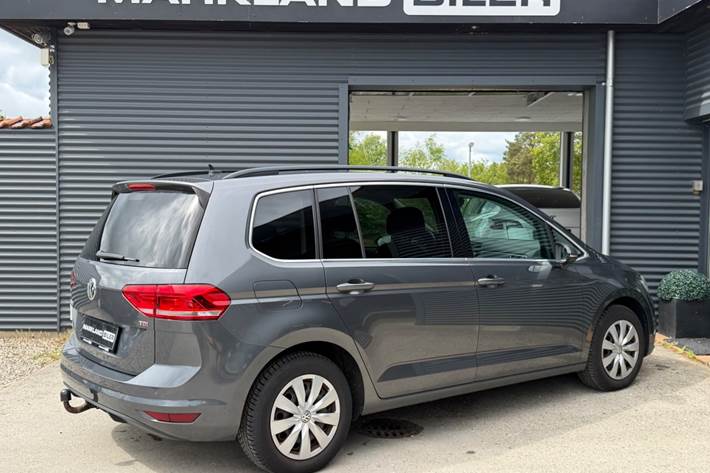 Grå VW Touran fra 2017
