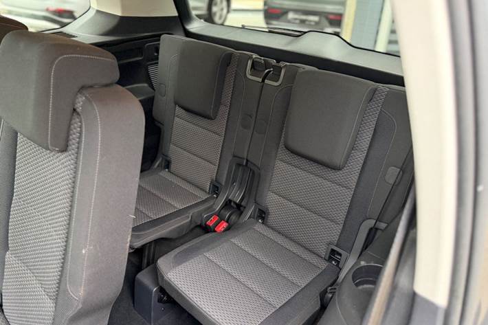Grå VW Touran fra 2017