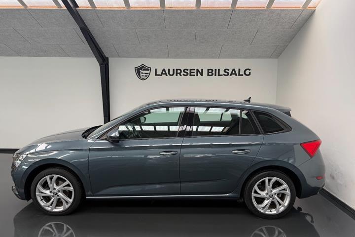 Grå Skoda Scala fra 2021