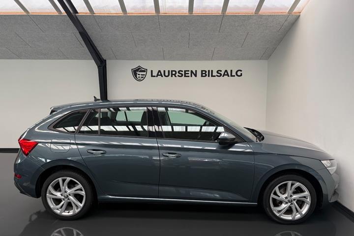 Grå Skoda Scala fra 2021
