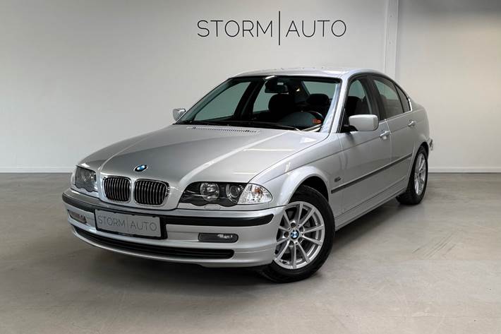 Sølv BMW 323i fra 1999