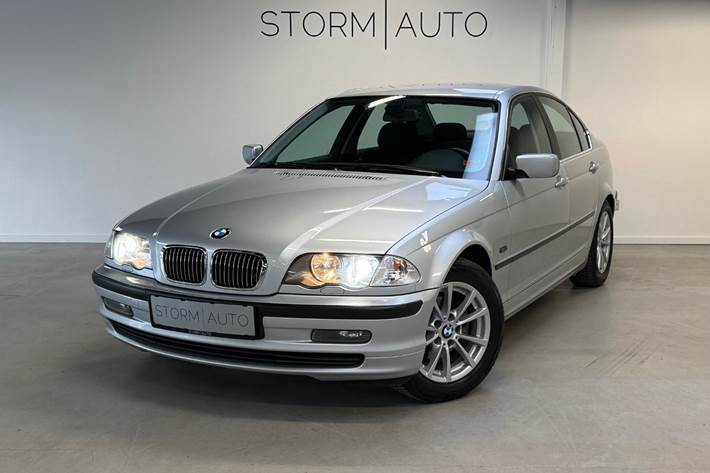 Sølv BMW 323i fra 1999