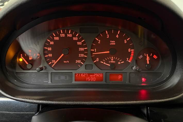 Sølv BMW 323i fra 1999