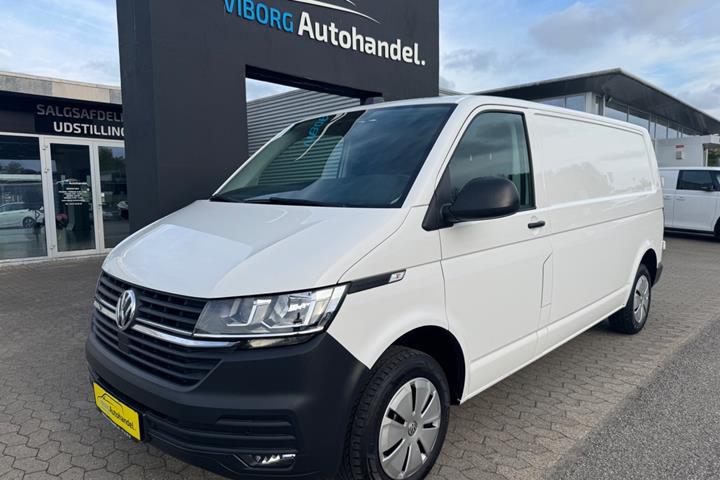 Hvid VW Transporter fra 2022 set udefra